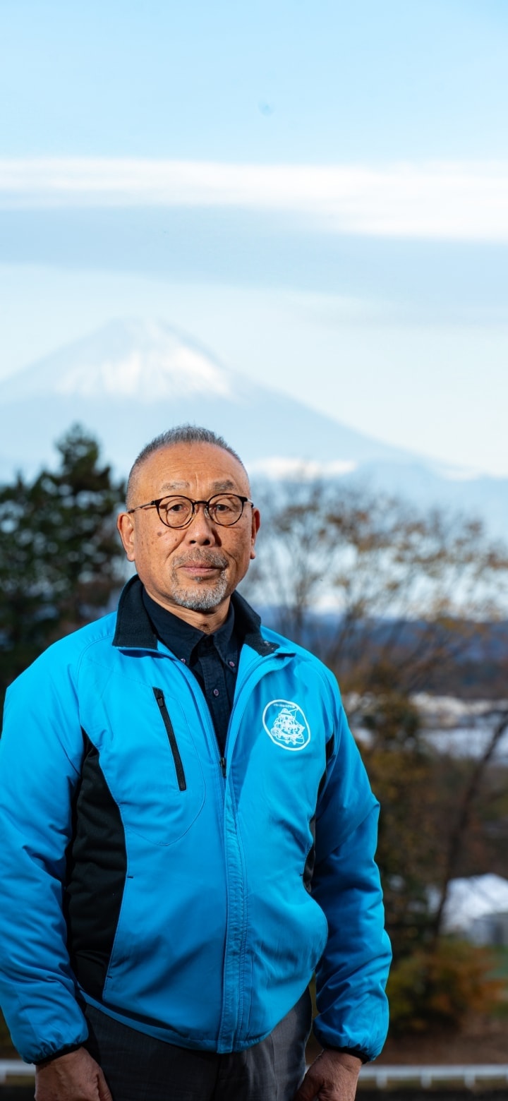 小宮山俊司と富士山の背景写真